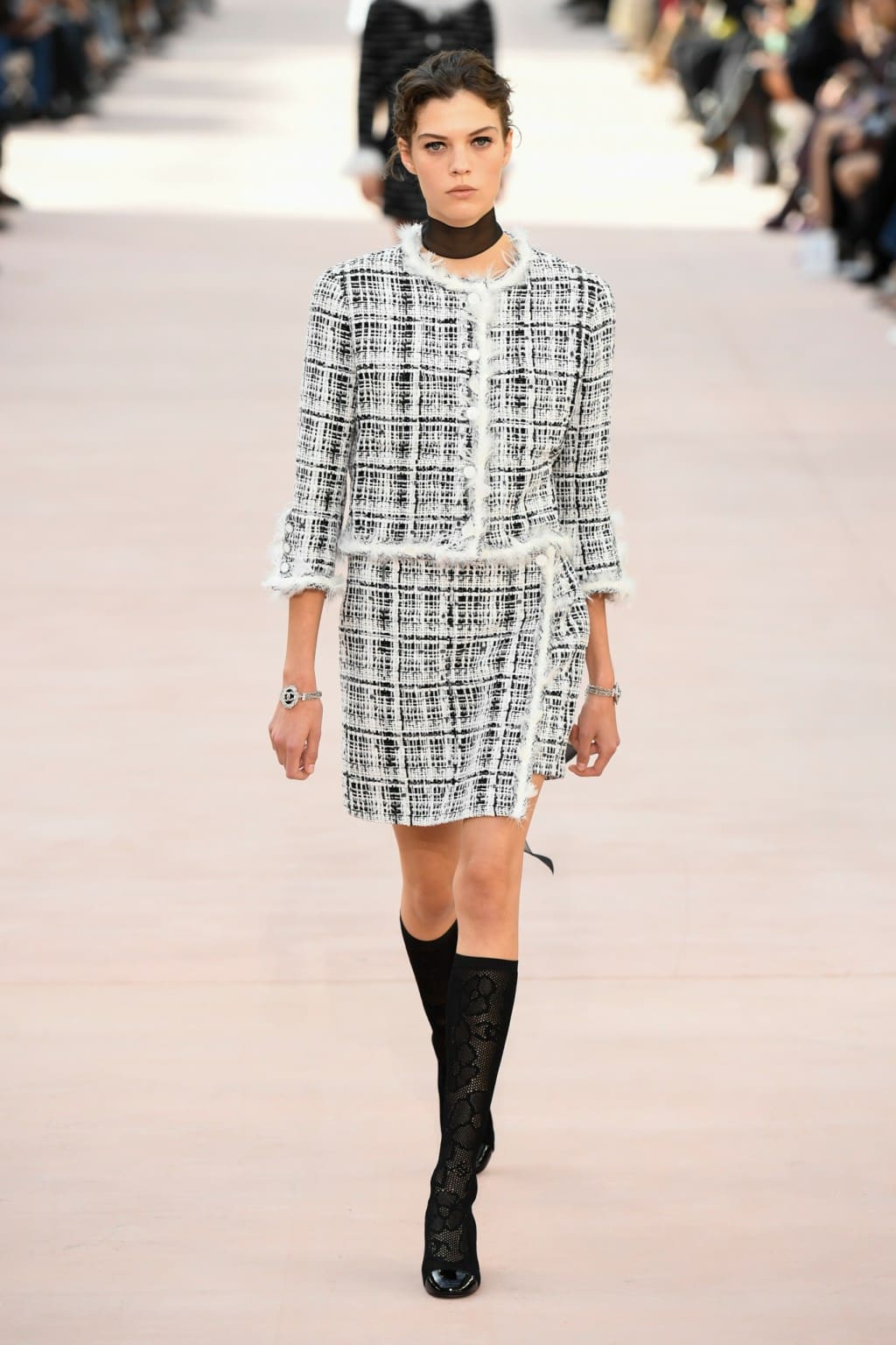 chaussettes-tendance-femme-fashion-week-paris-2024-chanel-24.jpg